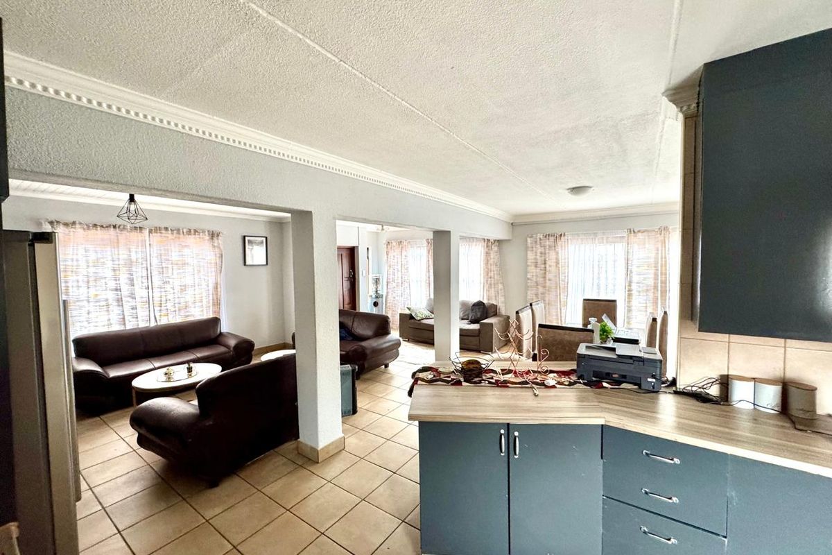 Low-Maintenance Lock-Up-and-Go Home in Central Secunda! - Photo 3