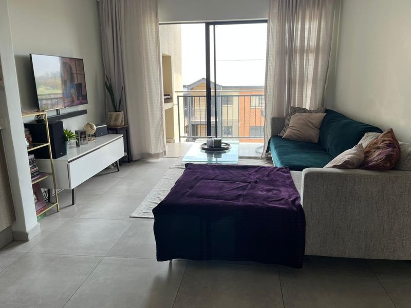 For Sale | Modern 2 Bedroom 2 Bathroom Top-Floor Corner Apartment – The Woods, Kyalami Ridge - Photo 3