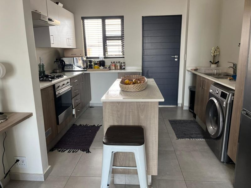 For Sale | Modern 2 Bedroom 2 Bathroom Top-Floor Corner Apartment – The Woods, Kyalami Ridge - Photo 2