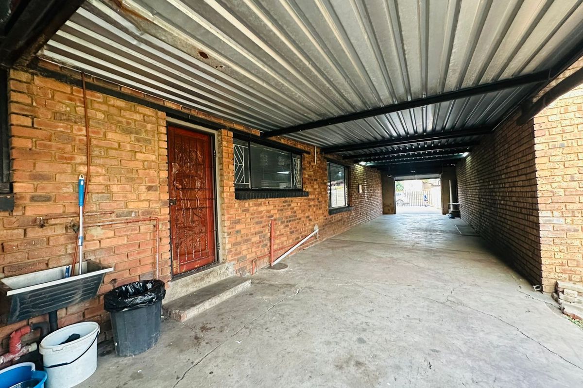 Stunning coner house - Photo 3