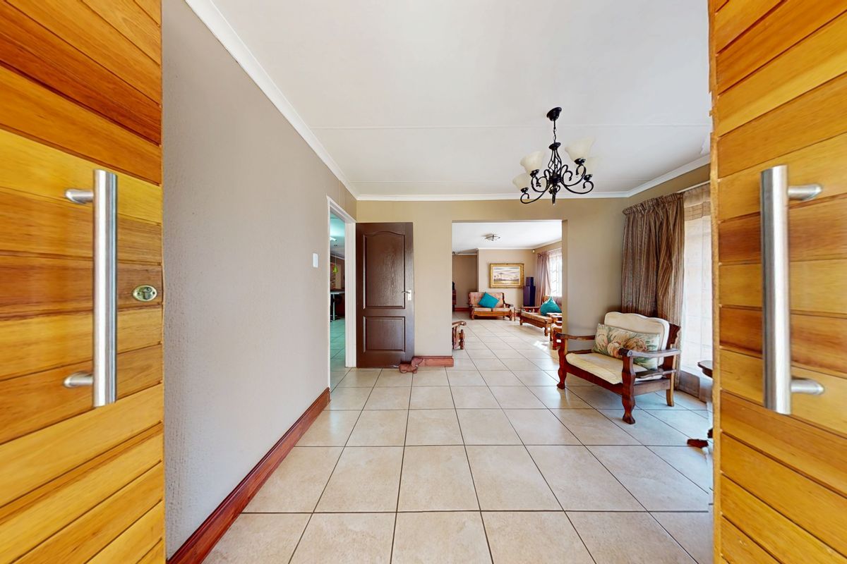 Spacious 5-Bedroom Family Home on 1,426m2 Stand - Photo 5