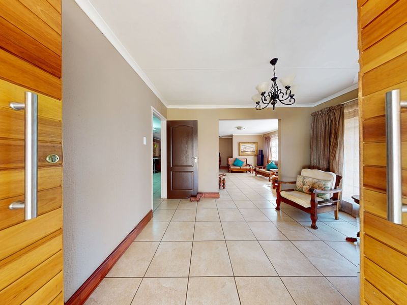 Spacious 5-Bedroom Family Home on 1,426m2 Stand - Photo 5