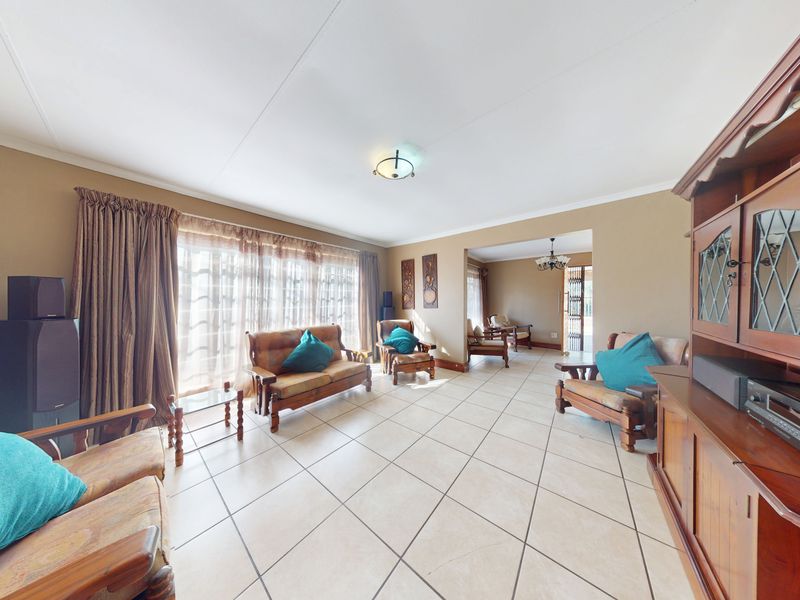 Spacious 5-Bedroom Family Home on 1,426m2 Stand - Photo 9