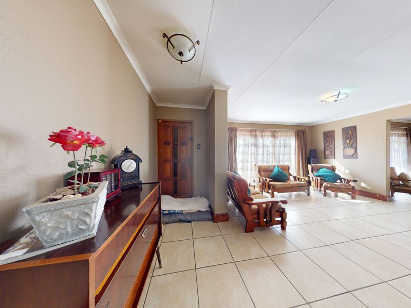 Spacious 5-Bedroom Family Home on 1,426m2 Stand - Photo 10