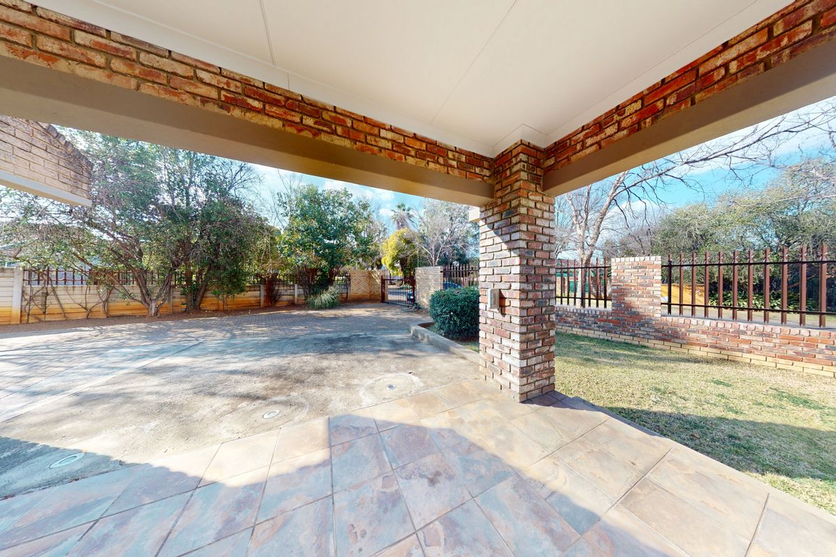 Spacious 5-Bedroom Family Home on 1,426m2 Stand - Photo 2