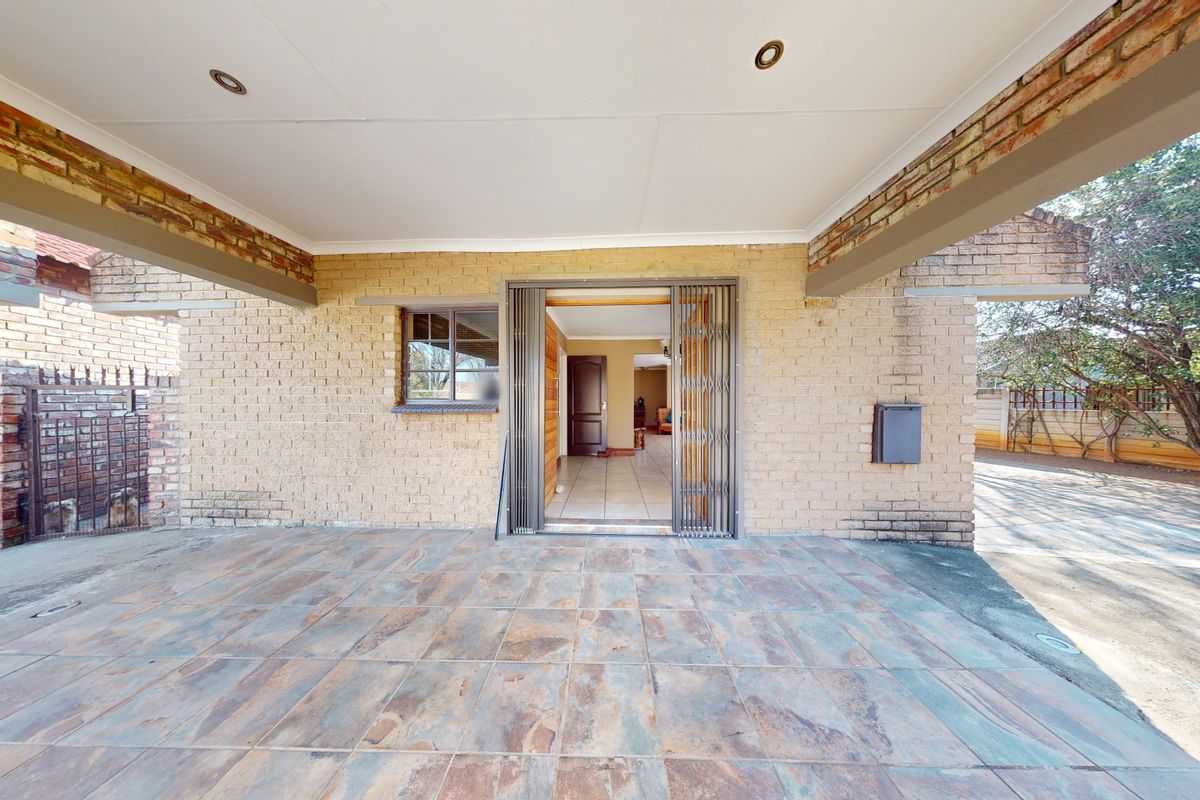 Spacious 5-Bedroom Family Home on 1,426m2 Stand - Photo 3