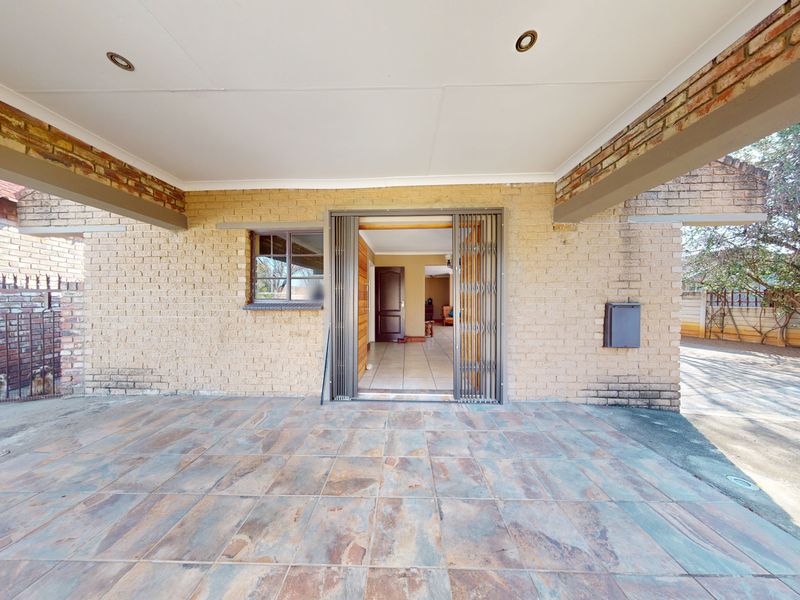 Spacious 5-Bedroom Family Home on 1,426m2 Stand - Photo 3