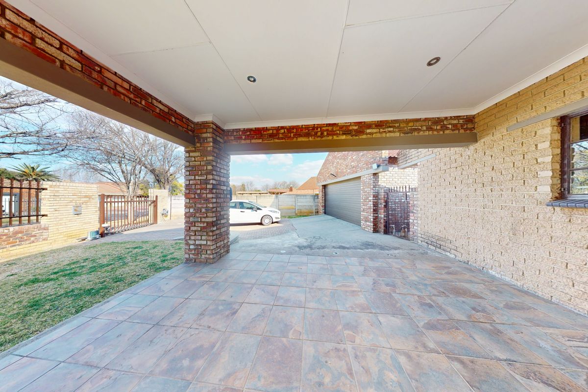 Spacious 5-Bedroom Family Home on 1,426m2 Stand - Photo 4