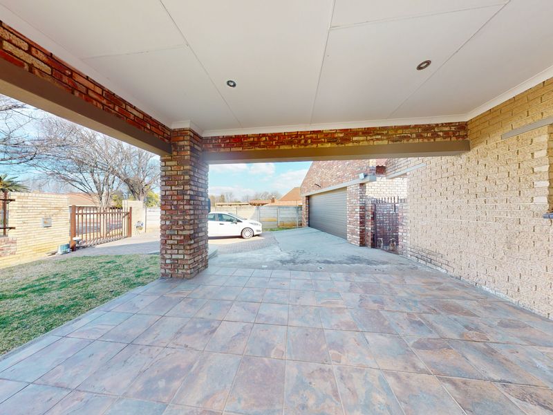 Spacious 5-Bedroom Family Home on 1,426m2 Stand - Photo 4