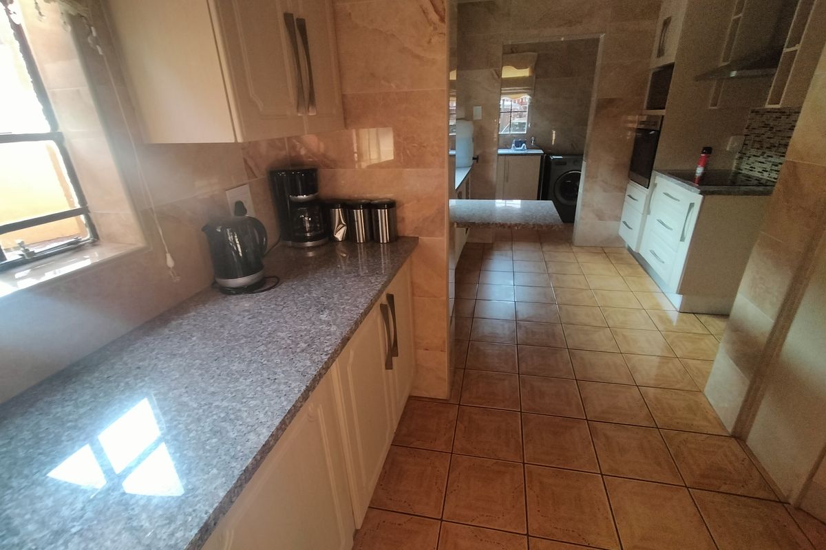 Spacious Double-Storey Thatch Home with Flatlet in Amandasig - Photo 5