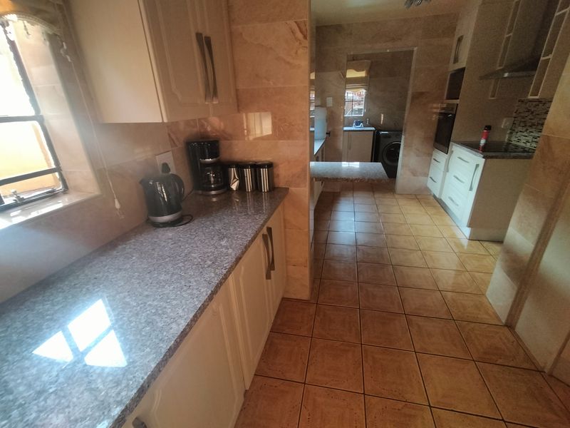 Spacious Double-Storey Thatch Home with Flatlet in Amandasig - Photo 5