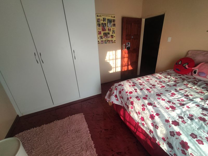 Spacious Double-Storey Thatch Home with Flatlet in Amandasig - Photo 9