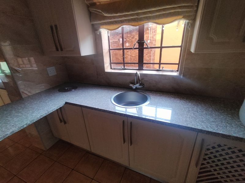 Spacious Double-Storey Thatch Home with Flatlet in Amandasig - Photo 6