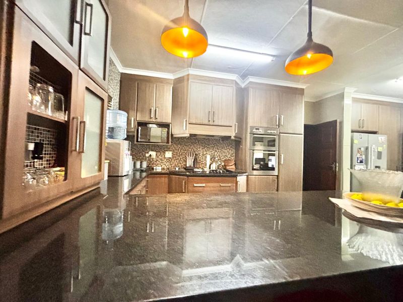 Modern Move-In Ready Family Home - Photo 9