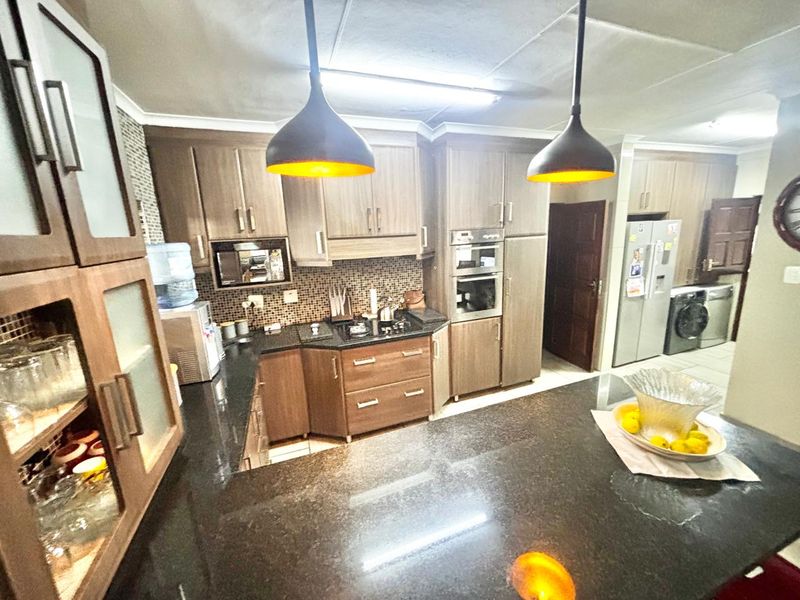 Modern Move-In Ready Family Home - Photo 8