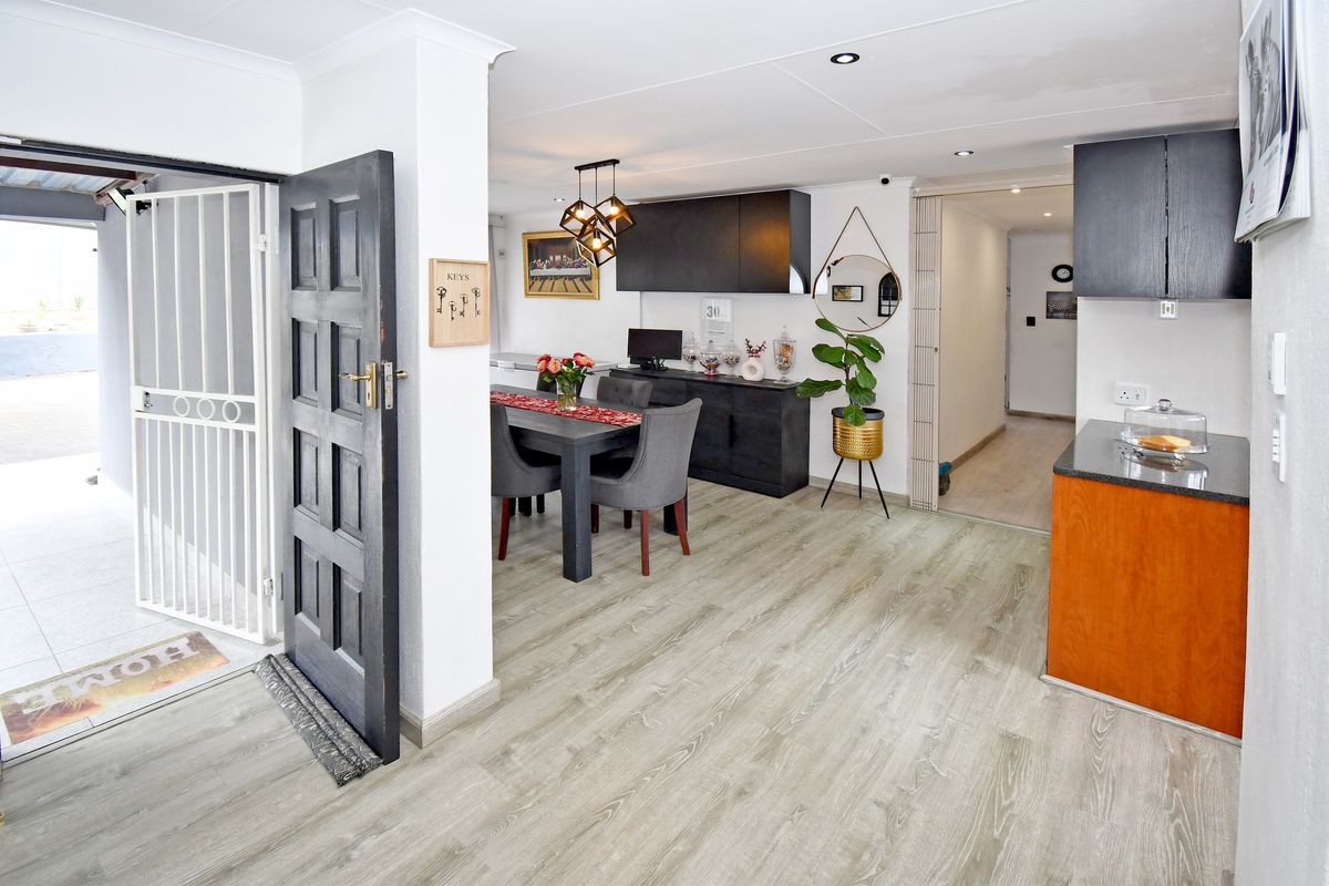 VORNA VALLEY, MIDRAND- A Masterpiece of a Home - Photo 3