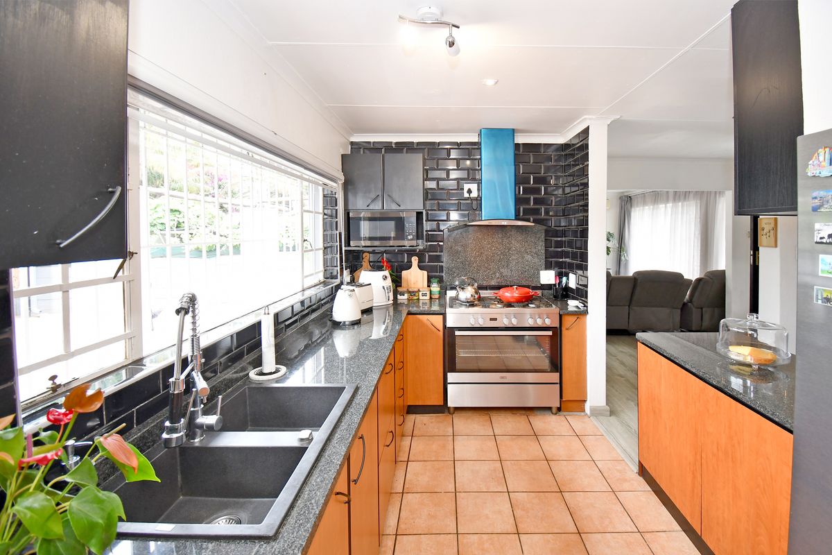 VORNA VALLEY, MIDRAND- A Masterpiece of a Home - Photo 5