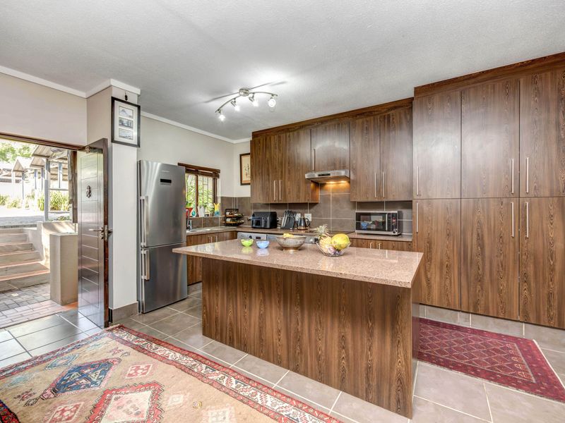 Spacious Corner Unit in Private Estate - Photo 7