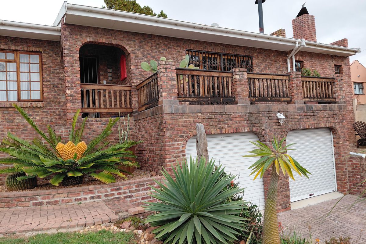 Spacious Family Home on Double Plot – Endless Potential - Photo 2