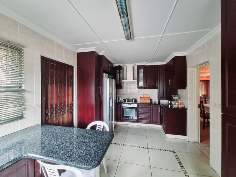 4-Bedroom House For Sale - Photo 7