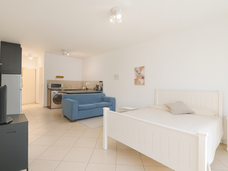 Airbnb-Approved Investment Studio with Enclosed Patio and Private Garden - Photo 6