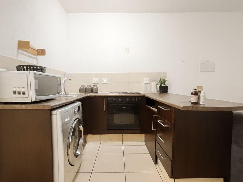 Airbnb-Approved Investment Studio with Enclosed Patio and Private Garden - Photo 2