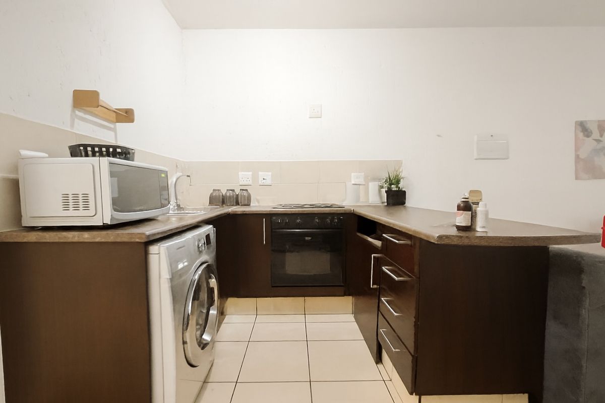 Airbnb-Approved Investment Studio with Enclosed Patio and Private Garden - Photo 2