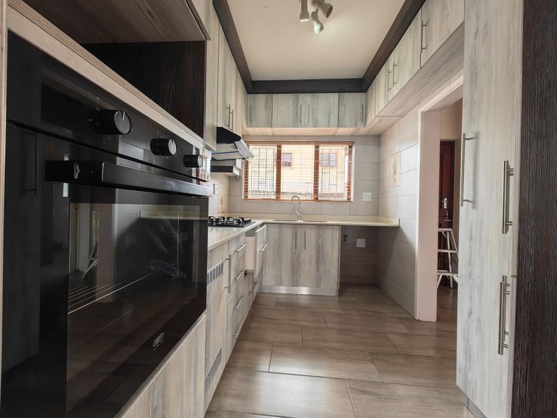 Centrally Located Duplex with Modern Comfort and Convenience - Photo 5