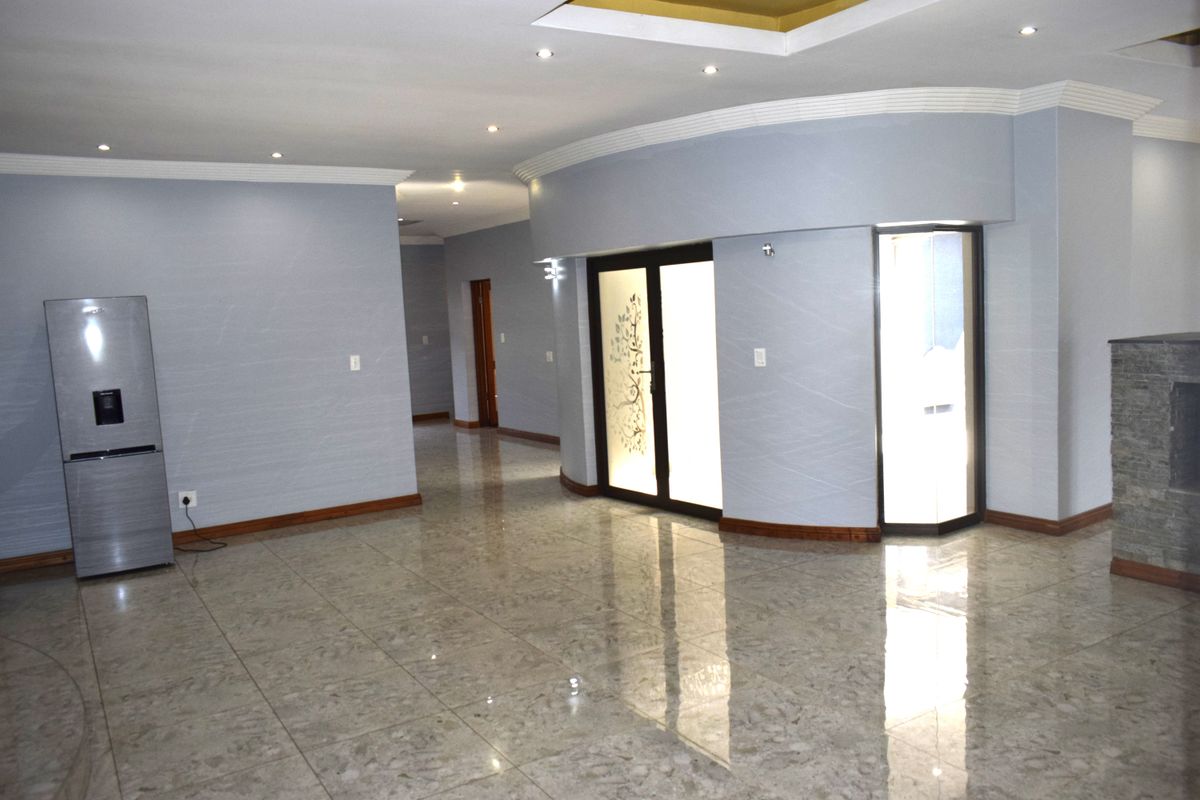 Modern family home for sale in Helderwyk - Photo 3