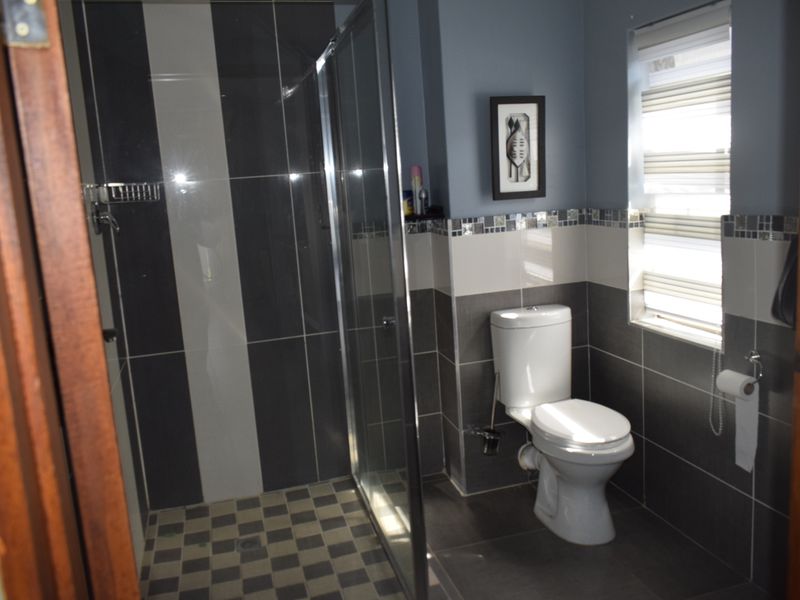 Modern family home for sale in Helderwyk - Photo 10
