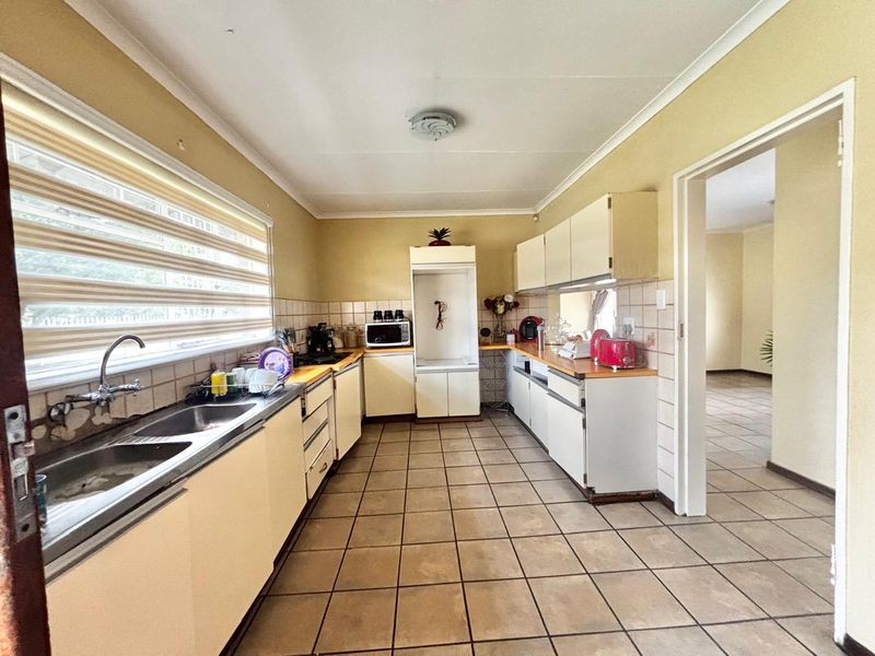 Spacious Family Home with Excellent Features - Photo 7