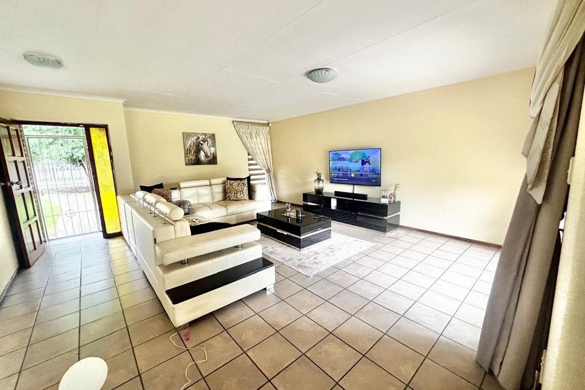 Spacious Family Home with Excellent Features - Photo 3