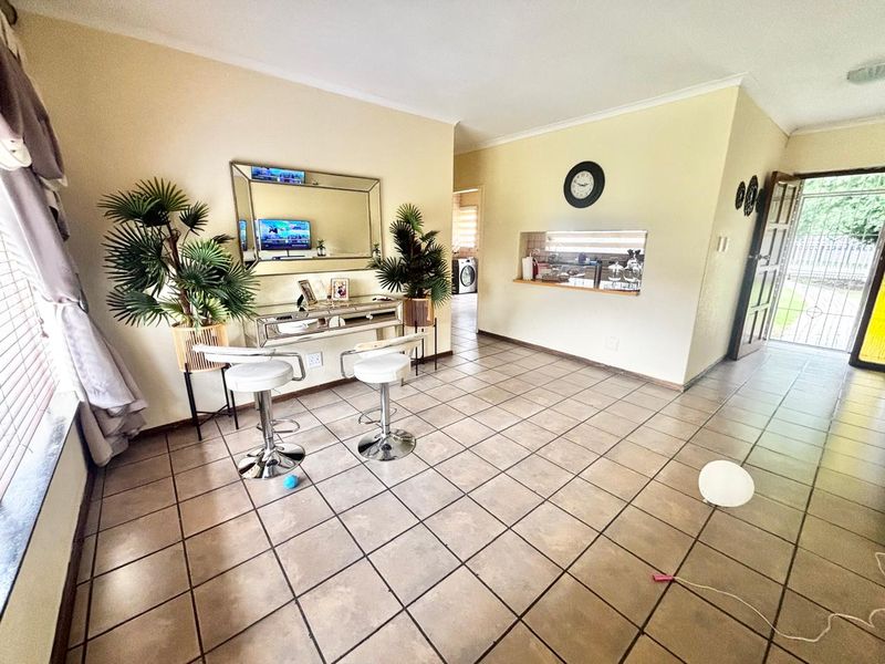 Spacious Family Home with Excellent Features - Photo 5