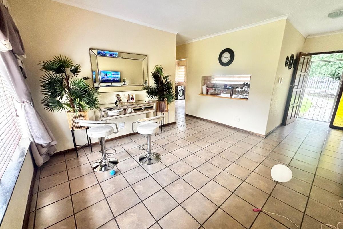 Spacious Family Home with Excellent Features - Photo 5