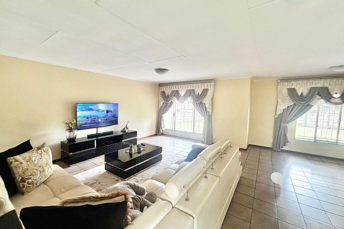 Spacious Family Home with Excellent Features - Photo 2