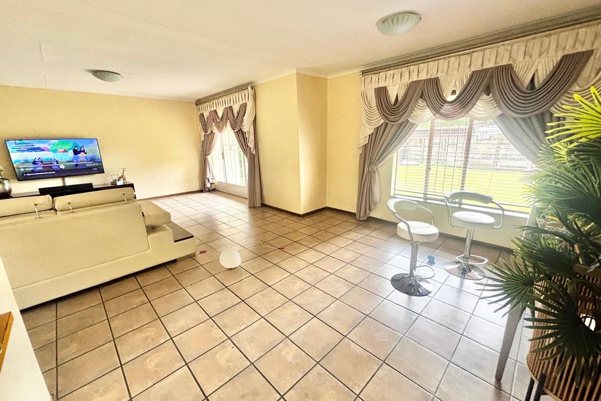 Spacious Family Home with Excellent Features - Photo 4