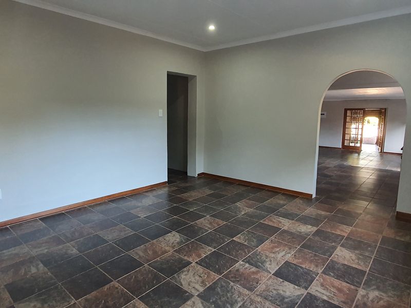 Spacious 3 Bedroom house to rent in CBD, Louis Trichardt - Photo 2