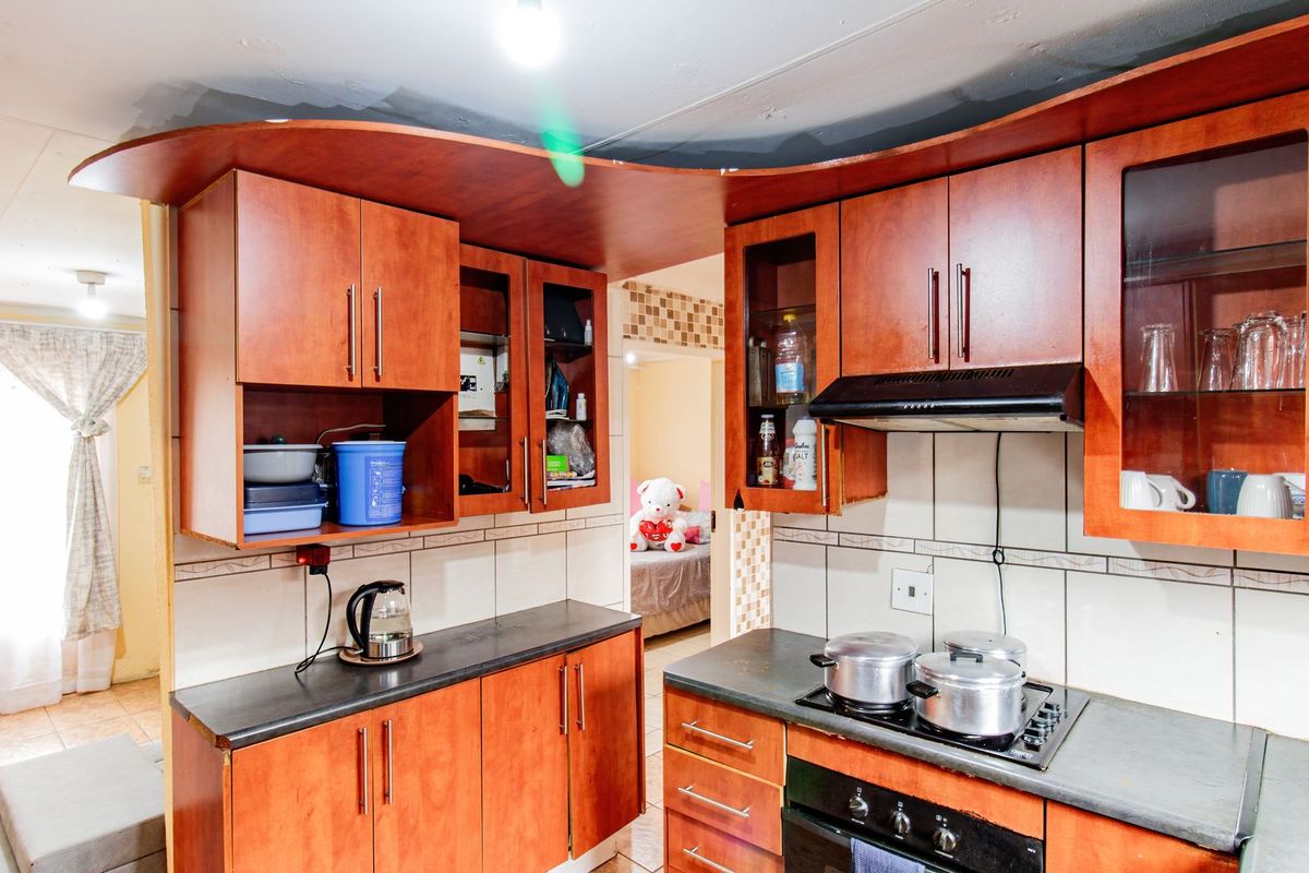 Warm and Stunning freehold For Sale in Ebony Park, Midrand - Photo 2