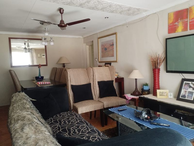 Luxurious 5-Bedroom Mansion - Photo 3