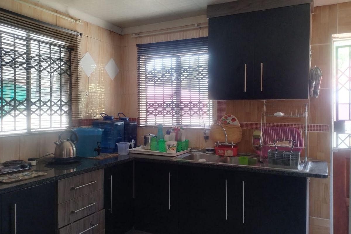 Luxurious 5-Bedroom Mansion - Photo 4