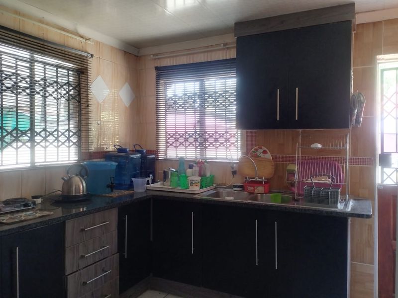 Luxurious 5-Bedroom Mansion - Photo 4