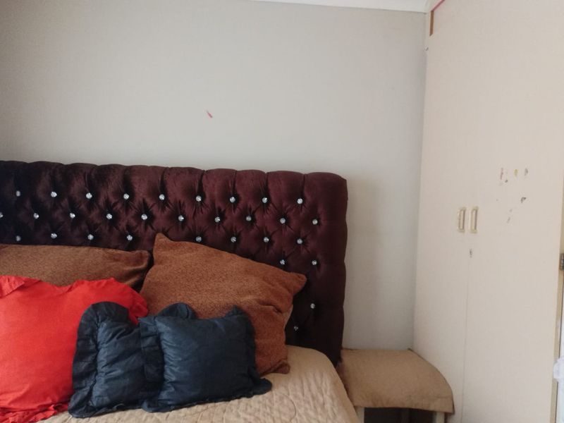 Luxurious 5-Bedroom Mansion - Photo 10