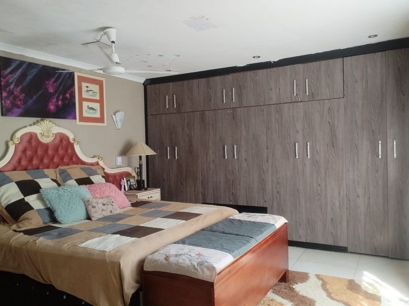 Luxurious 5-Bedroom Mansion - Photo 9