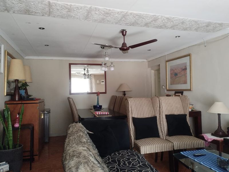 Luxurious 5-Bedroom Mansion - Photo 5