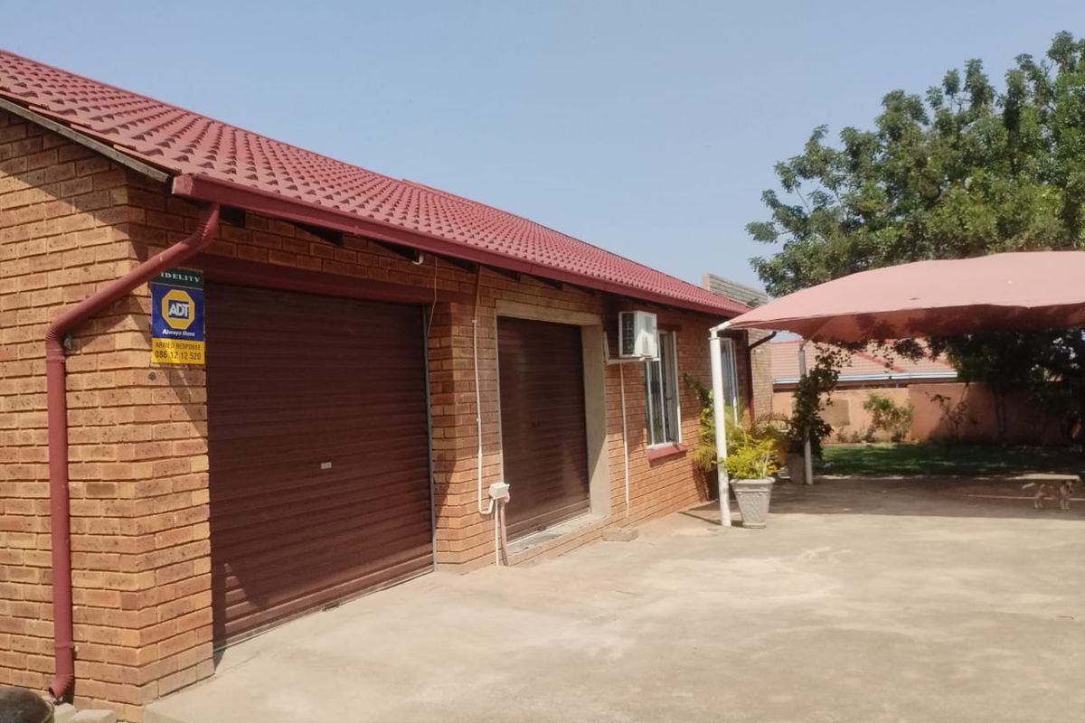 Luxurious 5-Bedroom Mansion - Photo 2