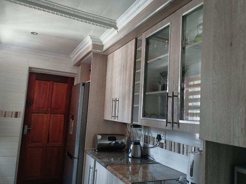 COSY FAMILY HOME - Photo 9