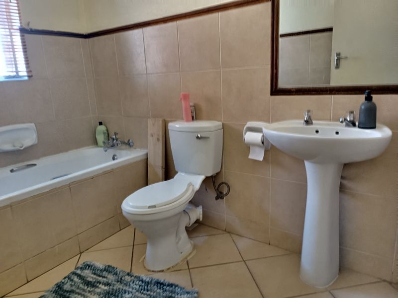 FAMILY FRIENDLY "SPACIOUS 3BEDROOM FLAT WITH PLENTY OF NATURAL LIGHT" - Photo 5
