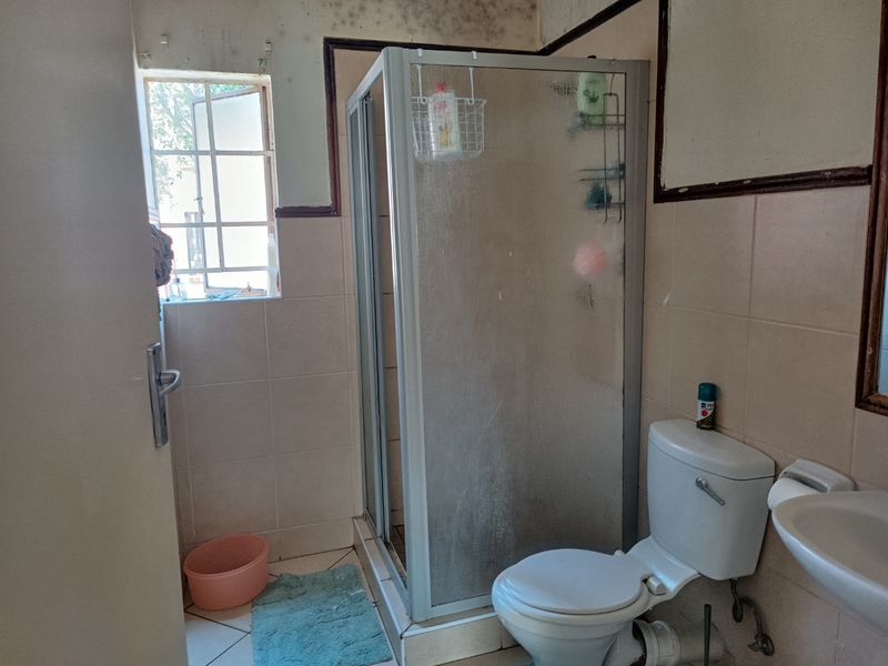 FAMILY FRIENDLY "SPACIOUS 3BEDROOM FLAT WITH PLENTY OF NATURAL LIGHT" - Photo 8