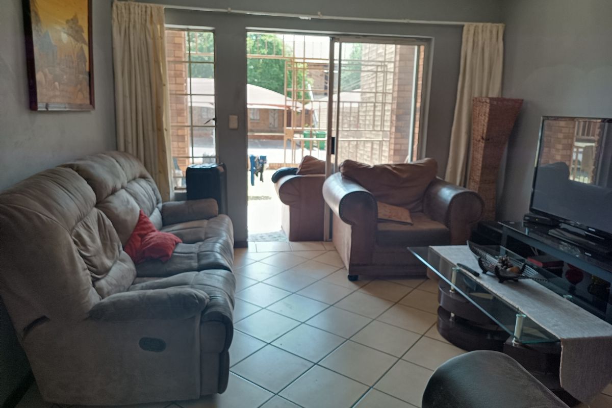 FAMILY FRIENDLY "SPACIOUS 3BEDROOM FLAT WITH PLENTY OF NATURAL LIGHT" - Photo 3