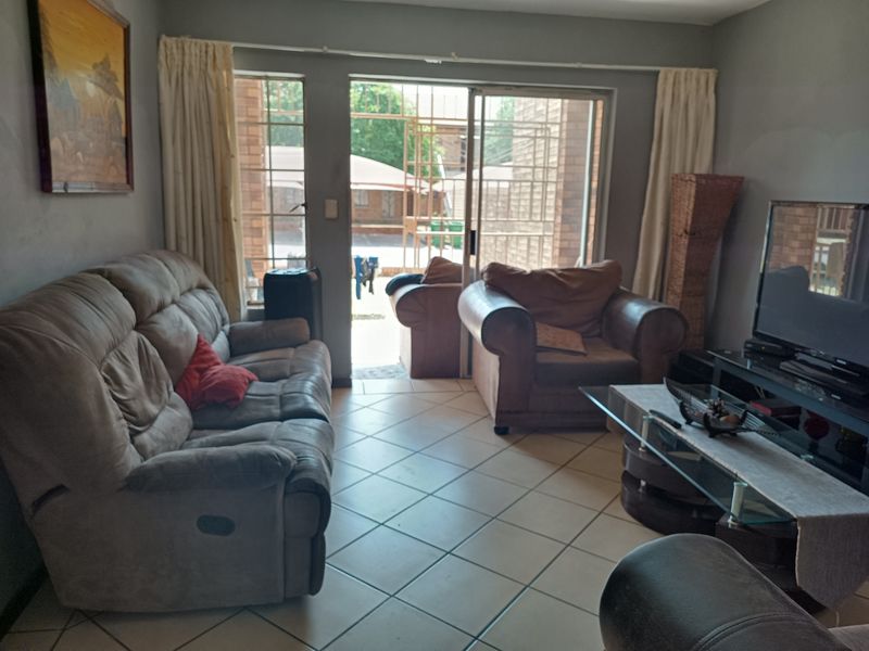 FAMILY FRIENDLY "SPACIOUS 3BEDROOM FLAT WITH PLENTY OF NATURAL LIGHT" - Photo 3
